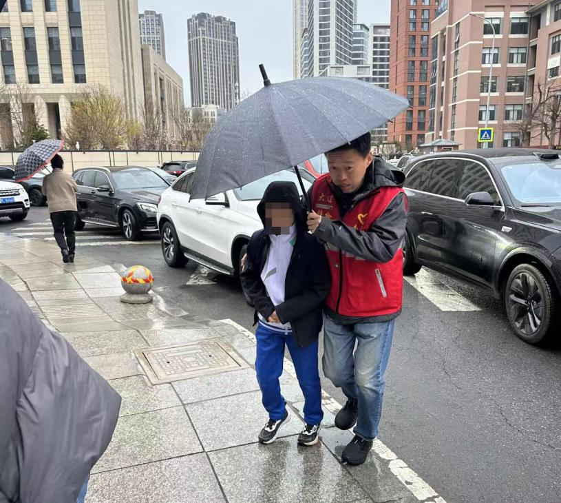 料峭春雨护春蕾∣大连铁检持续常态化护航小学生安全进校门志愿者服务活动